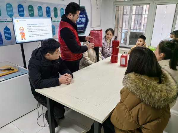 红庙社区新时代文明实践站，2024年2月4日下午，在红庙社区开展“消防科普在身边 安全知识入人心”主题科普活动（拍摄作者：红庙社区刘申昇） (3).jpg