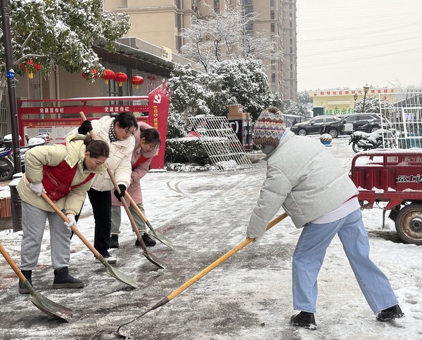 滁州市南谯区同乐街道阳明社区新时代文明实践站，2024年2月5日上午，开展&ldquo;扫雪除冰 便民出行&rdquo;志愿服务活动.jpeg