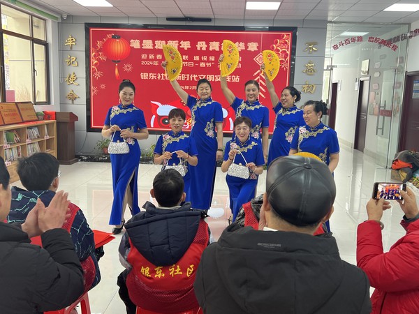 银东社区2024年2月5日下午，开展“笔墨迎新年 丹青绘华章”迎新春写春联送祝福活动 。  拍摄者：张雅雯     工作单位：银东社区 (2).JPG