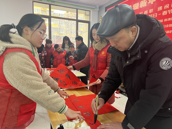 银东社区2024年2月5日下午，开展“笔墨迎新年 丹青绘华章”迎新春写春联送祝福活动 。  拍摄者：张雅雯     工作单位：银东社区 (5).JPG
