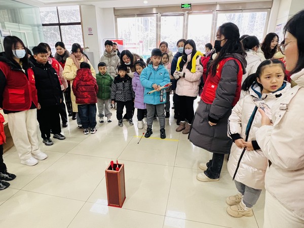 滁州市南谯区同乐街道东坡社区新时代文明实践站2024年2月5日下午开展&ldquo;龙年迎春到 送福进万家&rdquo;2024年滁州市&ldquo;我们的节日&middot;春节&rdquo;家庭文明建设主题活动 (2).jpg