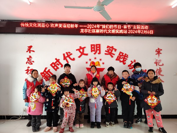 龙亭社区新时代文明实践站，2024年2月6日下午，组织未成年人开展传统文化润童心 欢声笑语迎新年“我们的节日·春节”主题活动--手工制作新春挂件-4.jpg