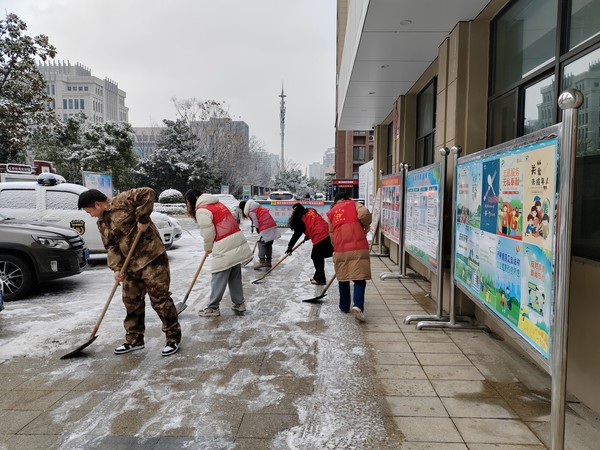 滁州市南谯区同乐街道东坡社区新时代文明实践站2014年5日上午开展&ldquo;破冰行动&rdquo;志愿服务活动 (3).jpg