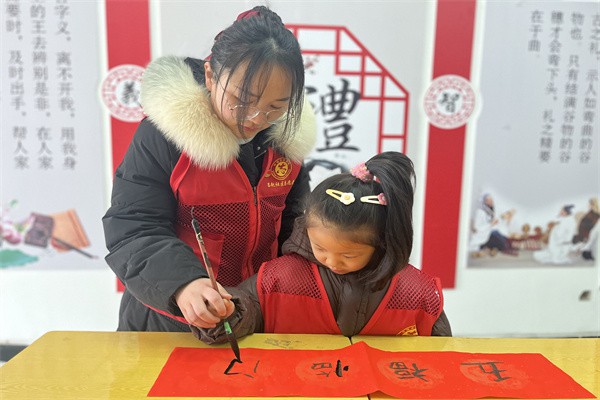 2024年2月6日吕赵社区农家书屋开展书写春联 喜迎新春 --2024年“我们的节日·春节”主题活动 (4).jpg
