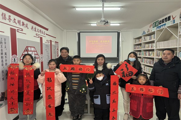 2024年2月6日吕赵社区农家书屋开展书写春联 喜迎新春 --2024年“我们的节日·春节”主题活动 (5).jpg