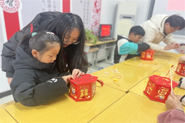 2024年2月22日乌衣镇吕赵社区15分钟阅读圈开展“欢乐制花灯 携手迎元宵”主题活动 (2).jpg