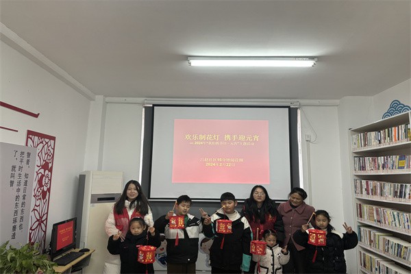 2024年2月22日乌衣镇吕赵社区15分钟阅读圈开展“欢乐制花灯 携手迎元宵”主题活动 (6).jpg