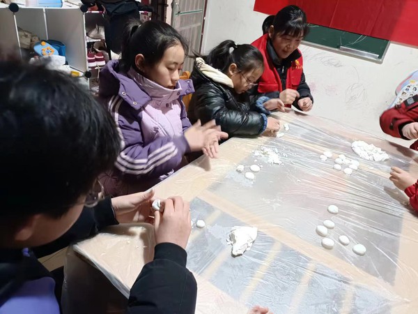 草王村新时代文明实践站2024年2月22日下午组织开展元宵黏黏，团团圆圆——“我们的节日·元宵”主题活动（拍摄者：曾珍 拍摄单位：草王村） (3).jpg