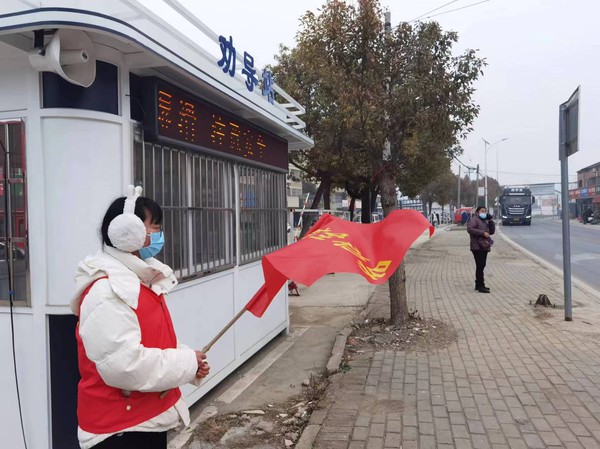 1月30日，志愿者在西阳路口劝导文明交通出行.jpg