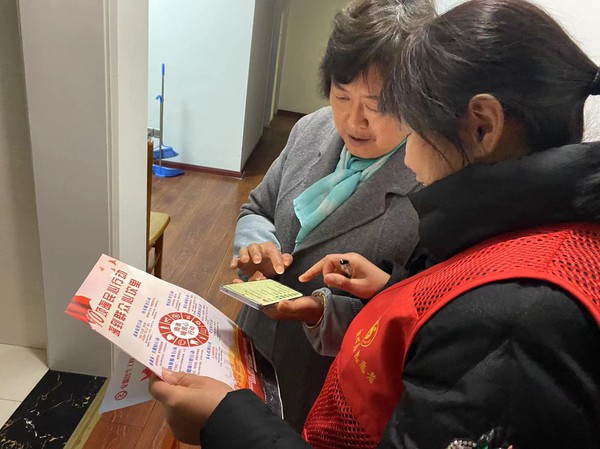 滁州市南谯区文昌花园社区，2024年1月18日，开展暖民心入户宣传活动。（拍摄单位：文昌花园社区 拍摄人：张晨） (1).jpg