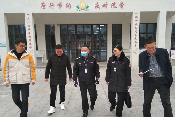 永乐小学迎接南谯区市场监督管理局龙蟠所食品安全检查.jpg