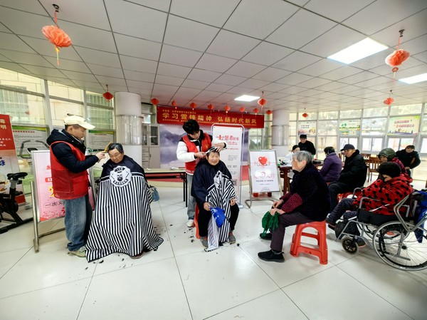 红庙社区新时代文明实践站，2024年3月4日上午，在新时代文明实践点开展“学习雷达精神 弘扬时代新风”学雷锋·文明实践我行动主题活动（拍摄作者：红庙社区何荣刘） (1).jpg