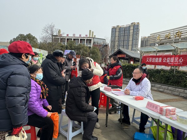 陡岗社区2024年3月1日下午开展“义诊送健康，公益暖民心”爱耳日主题活动（拍摄单位：陡岗社区，拍摄人：张苗苗）（2）.JPG