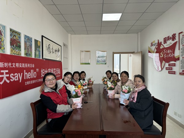 陡岗社区新时代文明实践站2024年3月8日上午开展&ldquo;向春天say hello&rdquo;妇女节插花活动（拍摄单位：陡岗社区，拍摄人：张苗苗)(1).jpg