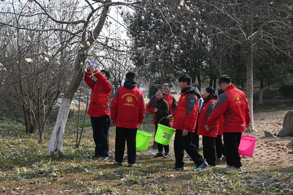 滁州市南谯区文昌花园社区新时代文明实践站，2024年3月12日上午，开展&ldquo;守护绿色 不负春光&rdquo;植树节主题活动活动。（拍摄单位：文昌花园社区 拍摄人：张晨） (4).JPG