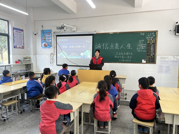 3月13日花园社区联合滁州第十一中学开展“诚信，点亮人生每一页”主题讲座1.jpg
