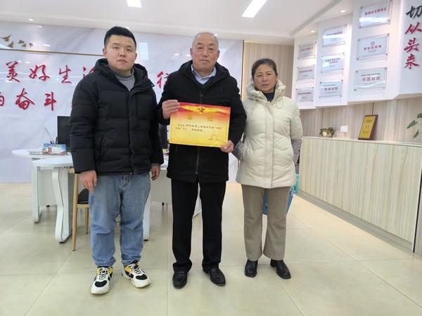 余洋洋四有优秀士兵奖状领取.jpg