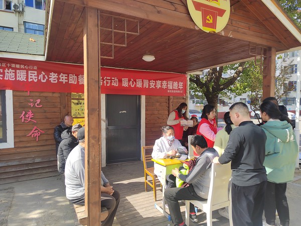 3月21日下午，银花街道新建社区开展“实施暖民心老年助餐服务行动  暖心暖胃安详幸福晚年”主题南谯区十项暖民心行动宣传活动.jpg