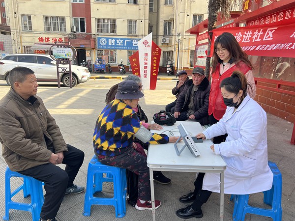 银东社区2024年3月19日下午，开展“爱心义诊进社区 惠民服务暖人心”爱心义诊志愿服务活动。  拍摄者：张雅雯     工作单位：银东社区 (1).jpg