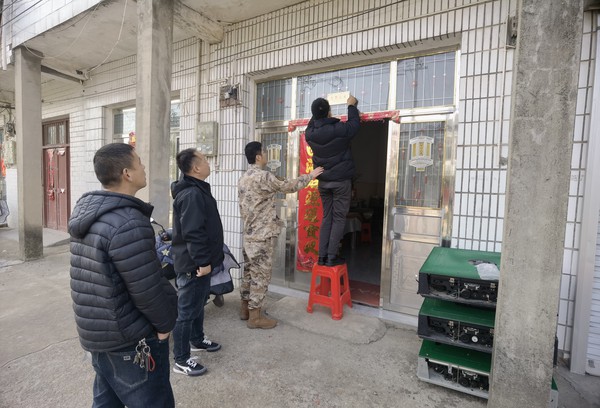 2024年3月19日为入伍新兵家庭悬挂光荣牌 (2).jpg