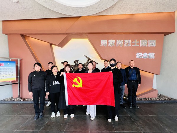 滁州市南谯区中都社区新时代文明实践站,2024年3月29日上午,开展&ldquo;缅怀英烈筑忠魂 传承红色树新风&rdquo;我们的节日 清明节主题党日活动 （拍摄来源：中都社区 拍摄者：金梦莹） (2).jpg