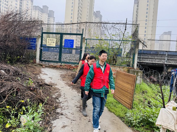 2024年4月2日下午，红庙社区综治中心组织志愿者开展铁路护路暨进度巡查工作 (2).JPG