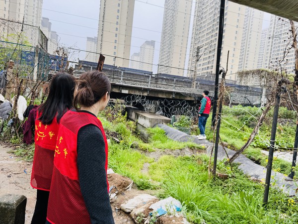 2024年4月2日下午，红庙社区综治中心组织志愿者开展铁路护路暨进度巡查工作 (3).JPG