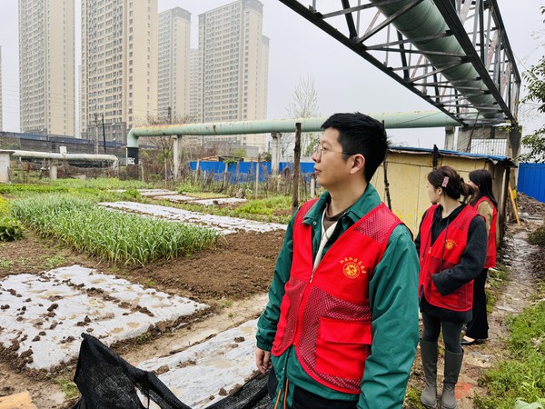 2024年4月2日下午，红庙社区综治中心组织志愿者开展铁路护路暨进度巡查工作 (4).JPG