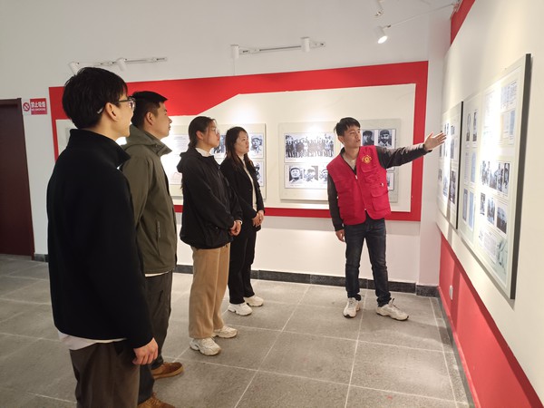 2024年4月2日上午，章广村新时代文明实践站志愿者组织党员开展了&ldquo;绿色清明祭英烈、红色精神永传承&rdquo;&mdash;2024年&ldquo;我们的节日&middot;清明&rdquo;活动。 (2).jpg