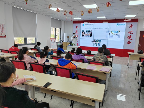 与你同行 守护光明2.jpg