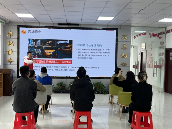 银东社区2024年4月8日上午，开展“构筑安全防线 打造平安社区”维护社会安全主题知识宣传活动。  拍摄者：张雅雯     工作单位：银东社区 (2).jpg