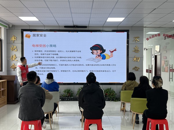 银东社区2024年4月8日上午，开展“构筑安全防线 打造平安社区”维护社会安全主题知识宣传活动。  拍摄者：张雅雯     工作单位：银东社区 (4).jpg