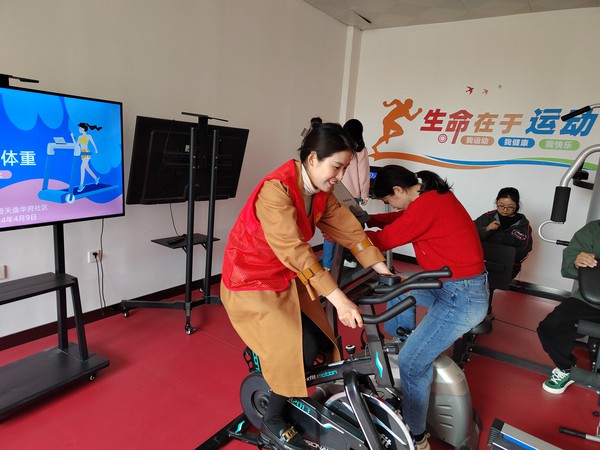 4月9日，天逸华府社区开展&ldquo;健康城镇 健康体重&rdquo;活动 (3).jpg