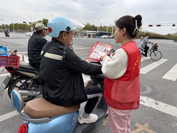滁州市南谯区同乐街道阳明社区新时代文明实践站，2024年4月10日下午，开展文明交通劝导志愿服务活动 (2).jpg