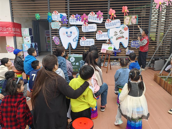 滁州市南谯区同乐街道东坡社区新时代文明实践站2024年4月13日上午开展&ldquo;爱牙护牙体验营 争当护齿小达人&rdquo;小牙医职业体验活动 (3).jpg
