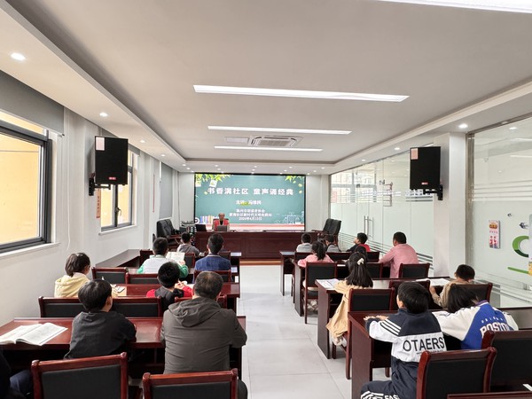 紫南社区新时代文明实践站2024年4月13日下午在社区二楼开展“书香满社区，童声诵经典”未成年人朗诵培训活动。（丰富文化生活 拍摄者：钟茂胜 拍摄单位：紫南社区） (1).jpg