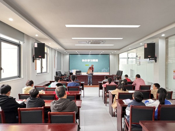 紫南社区新时代文明实践站2024年4月13日下午在社区二楼开展“书香满社区，童声诵经典”未成年人朗诵培训活动。（丰富文化生活 拍摄者：钟茂胜 拍摄单位：紫南社区） (2).jpg