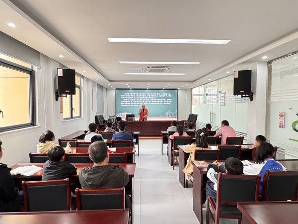 紫南社区新时代文明实践站2024年4月13日下午在社区二楼开展“书香满社区，童声诵经典”未成年人朗诵培训活动。（丰富文化生活 拍摄者：钟茂胜 拍摄单位：紫南社区） (3).jpg