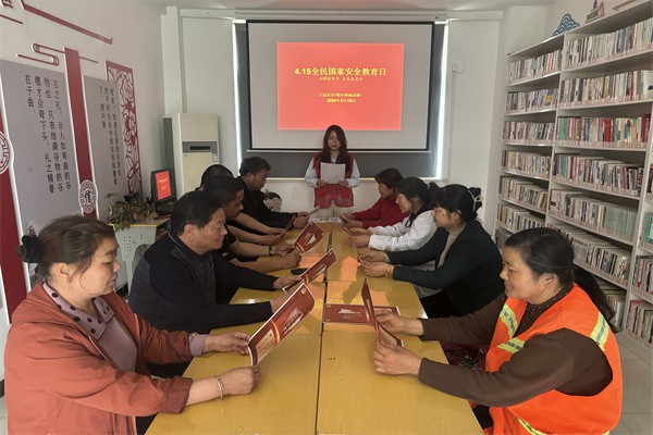 2024年4月15日吕赵社区15分钟阅读圈开展“全民国家安全教育日”主题宣传活动 （拍摄单位：吕赵社区  拍摄者：凡晓雪） (6).jpg