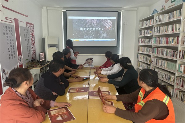 2024年4月15日吕赵社区15分钟阅读圈开展“全民国家安全教育日”主题宣传活动 （拍摄单位：吕赵社区  拍摄者：凡晓雪） (3).jpg