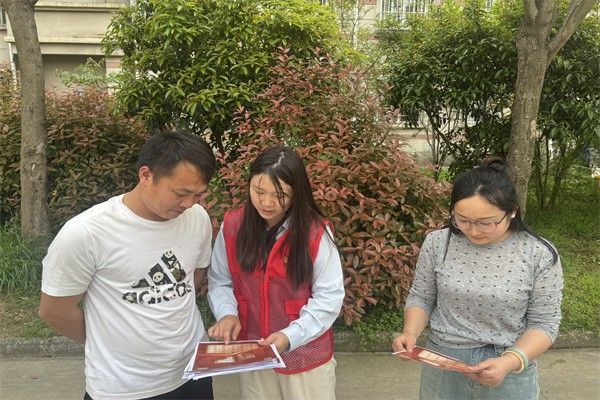 2024年4月15日吕赵社区15分钟阅读圈开展“全民国家安全教育日”主题宣传活动 （拍摄单位：吕赵社区  拍摄者：凡晓雪） (4).jpg