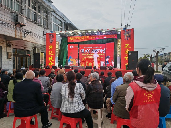 祝郢：送戏进万村.jpg