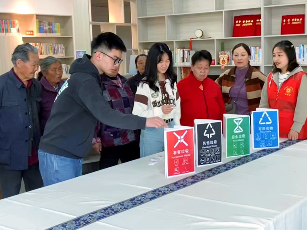2024年4月24日银丰社区农家书屋开展&ldquo;绿色环保 低碳生活&rdquo;垃圾分类科普活动（拍摄人：吕煜、朱桐，拍摄单位：银丰社区） (3).jpg