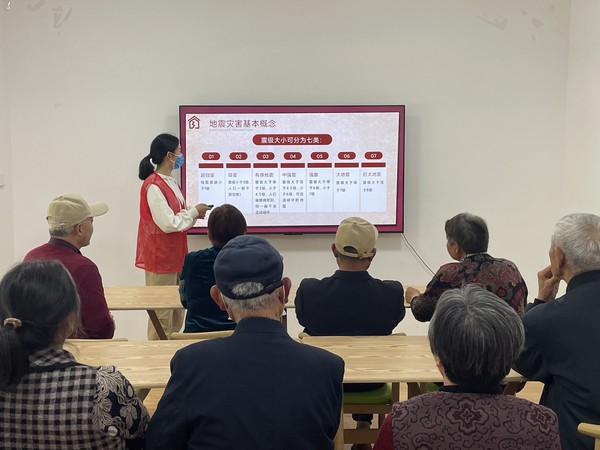 天逸华府社区组织开展5.12全国防震减灾日知识宣传活动 (1).jpg