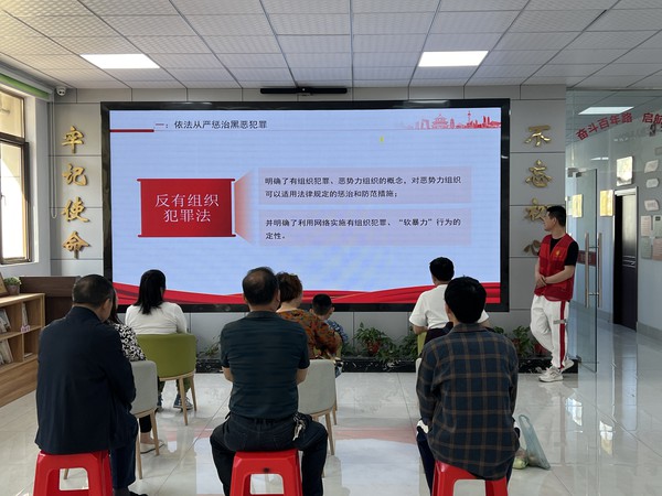 银东社区2024年5月15日,开展“贯彻实施《反有组织犯罪法》 共建平安法治社区”法律宣讲进社区活动。 拍摄者:张雅雯 工作单位:银东社区 (3).jpg