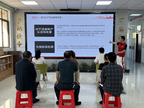 银东社区2024年5月15日,开展“贯彻实施《反有组织犯罪法》 共建平安法治社区”法律宣讲进社区活动。 拍摄者:张雅雯 工作单位:银东社区 (4).jpg