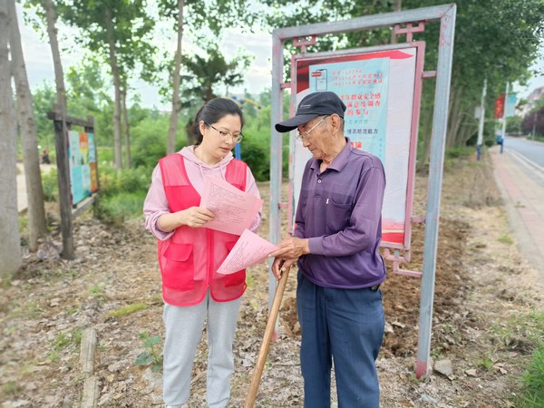 2024年5月13日上午黄泥岗镇万郢村开展&ldquo;预防蜱虫叮咬防控&rdquo;主题科普宣传活动 (1).jpg