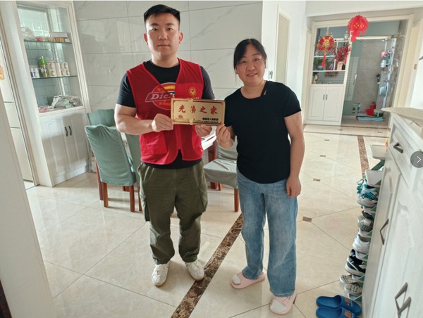 20240517花园社区送李煜光荣之家门牌（缩略）.jpg