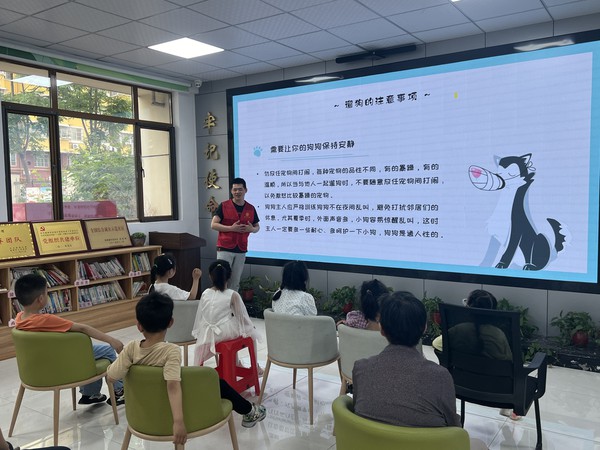 银东社区2024年5月21日，开展“小手拉大手 争做文明养犬人”文明养犬主题宣传活动。  拍摄者：张雅雯     工作单位：银东社区 (3).jpg