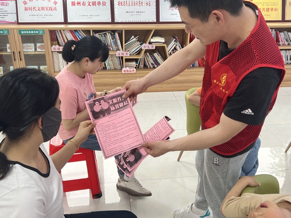 银东社区2024年5月21日，开展“小手拉大手 争做文明养犬人”文明养犬主题宣传活动。  拍摄者：张雅雯     工作单位：银东社区 (4).jpg